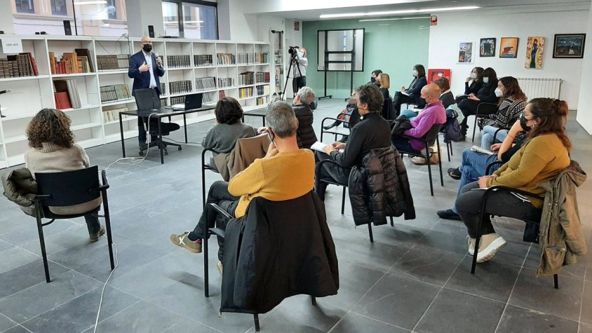 La xerrada es va celebrar a la biblioteca Lambert Mata de Ripoll