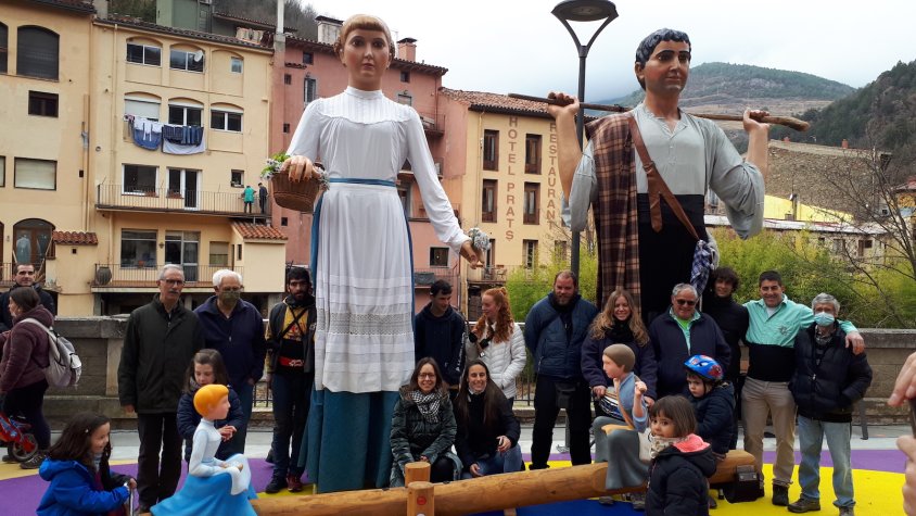 Foto de la família durant la inauguració del parc infantil a Ribes