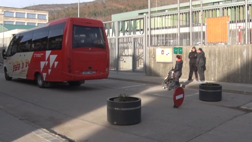 Carrer Puigmal tallat a l'entrada de l'Escola Pirineu