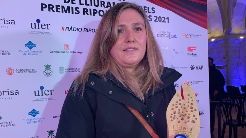 Núria Guimerà amb el guardó dissenyat per Domènec Batalla