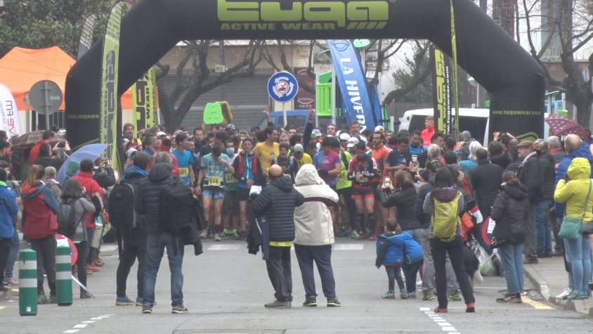 Els corredors de la distància curta de 14 quilòmetres a punt per començar la cursa