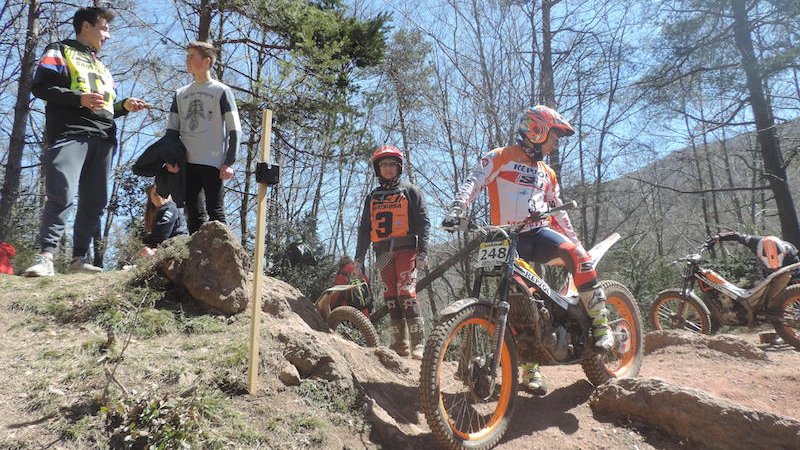 Uns 200 pilots prenen part en la cita esportiva de Sant Joan de les Abadesses