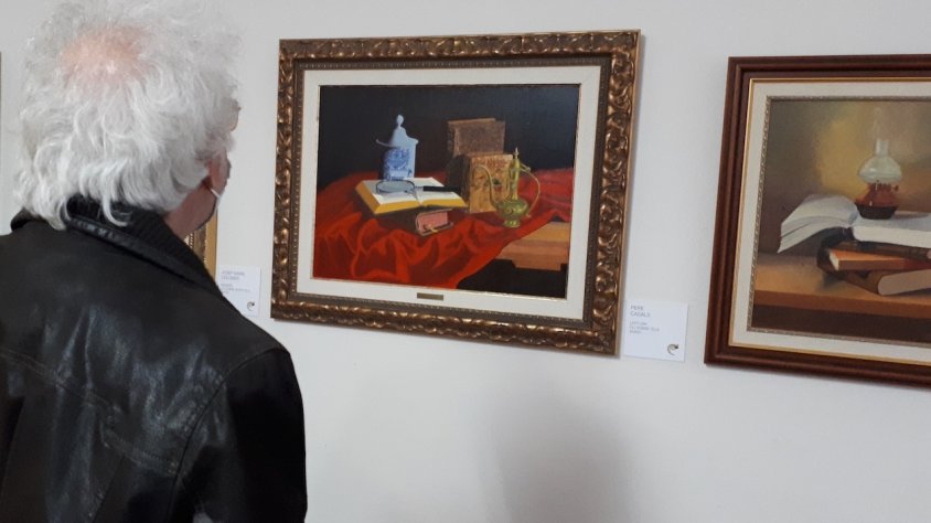 Un home visitant l'exposició