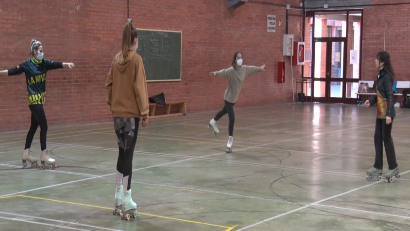 Un grup de patinadores en una de les sessions de patinatge per adults