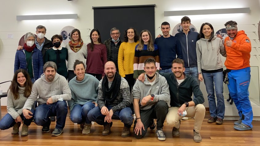 Membres de l’antiga i la nova Junta en l’assamblea de relleu celebrada a Sant Joan de les Abadesses