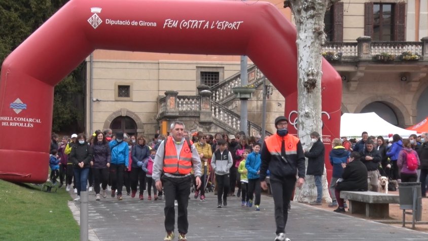 La sortida de la caminada des de la Plaça de l'Ajuntament de Ripoll
