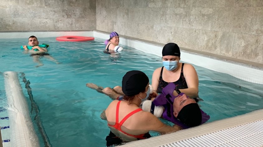 La hidroteràpia permet exercitar millor les persones amb dependència