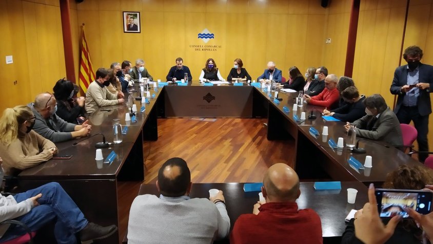 La consellera de la Presidència durant la visita al Consell Comarcal del Ripollès