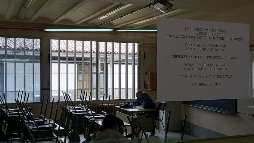 Una de les aules amb serveis mínims de l’institut Germans Vila Riera amb un cartell on es recullen les diferents reivindicacions | Dana Ricart