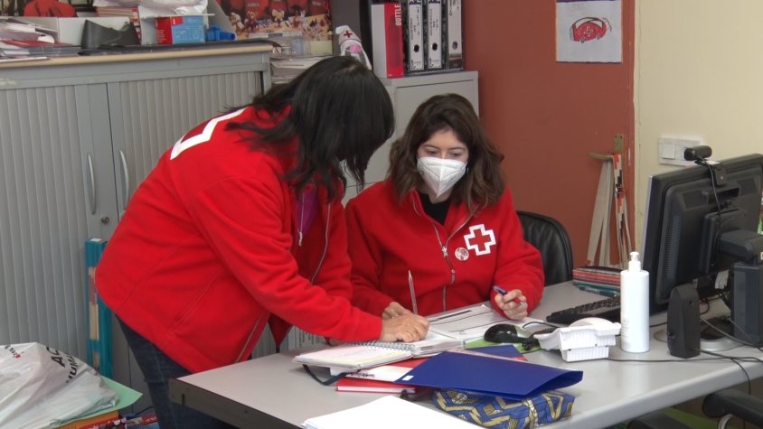 Les membres de Creu  Roja Ripoll treballen en la preparació el projecte adreçat a la gent gran