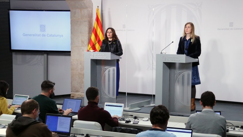 La consellera de la Presidència, Laura Vilagrà, i la d'Acció Exterior i Govern Obert, Victòria Alsina, en roda de premsa