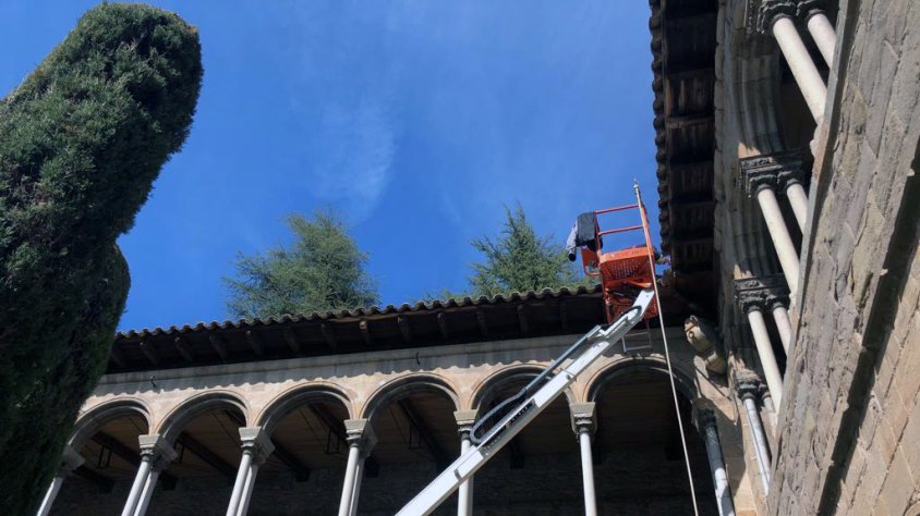 Els operaris ja treballen en la col·locació d'aquesta xarxa de protecció