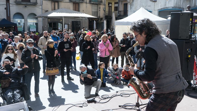 Pep Poblet actua a la plaça Sant Eudald de Ripoll en el marc de la fira