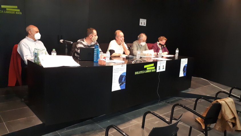 Els representants i encarregats de la trobada durant la sessió a la biblioteca | Roger Saladrigues