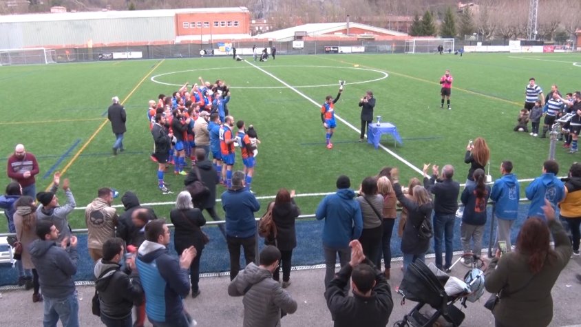 El capità del Ripollès Rugby Club, Jordi Madroñero, mostrant el trofeu de subcampions