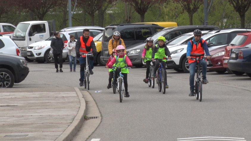 Els alumnes arriben a l'escola amb bicicleta