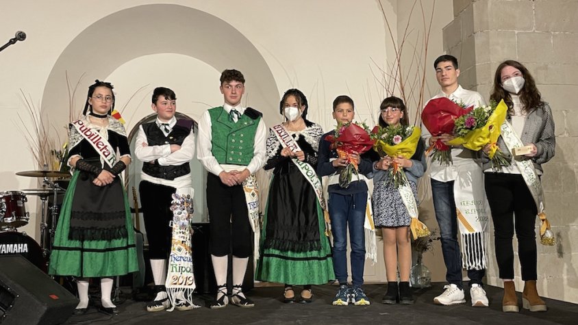 Els membres sortint i els nous representants durant l'acte de celebració de proclamació