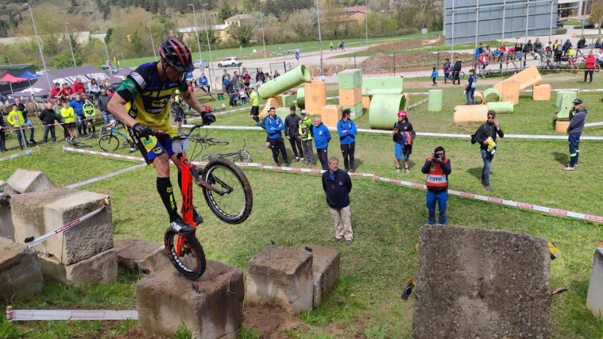 Eloi Palau fent una de les zones de l’Avellaneda