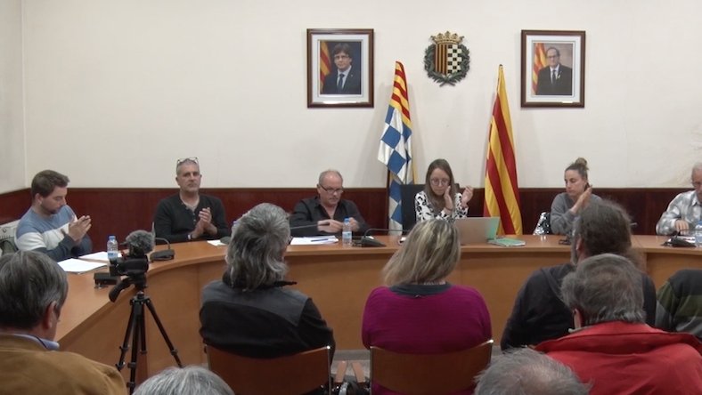 Els membres del Ple aplaudeixen la decisió aprovada per unanimitat