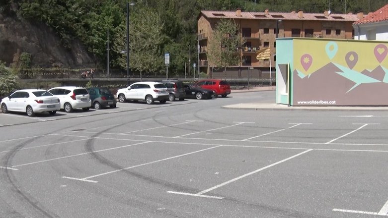 Aparcament ja existent a l'entrada sud de Ribes de Freser