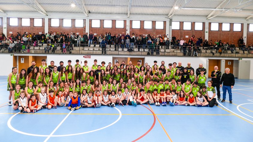 Membres del CB Campdevànol en la presentació dels equips