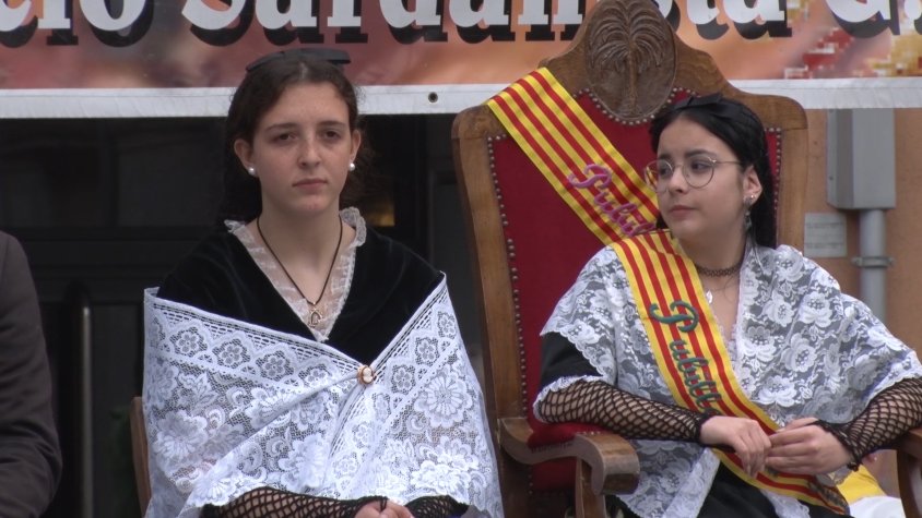 Ariadna Bonich, pubilla entrant, acompanyada de Laura Cocera, la pubilla sortint