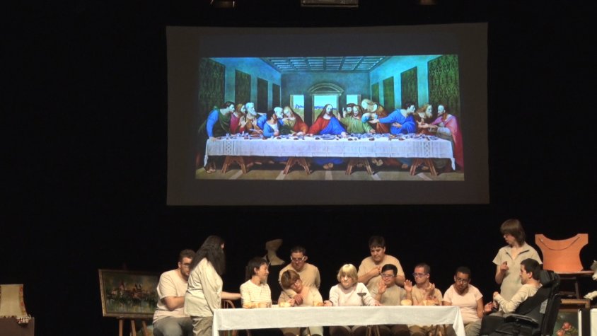 Els actors i actrius representen una escena de l'Últim Sopar