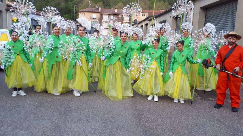 La colla 'Els Angelets' amb motiu de primavera