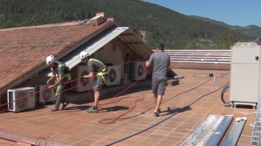 Operaris treballant en la instal·lació de les plaques