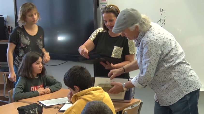 Evelí Adam i Marcel·la Garrido repartint els treballs dels alumnes