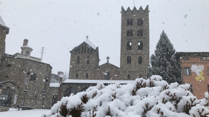 Ripoll ha quedat cobert de neu durant el matí