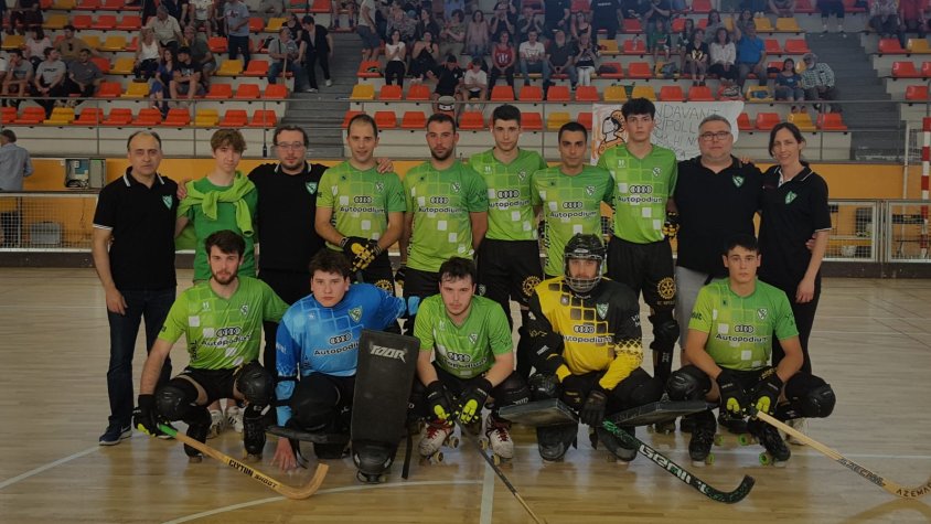 Tota la plantilla de l'Hoquei Club Ripoll en el Pavelló Municipal de la Seu d'Urgell