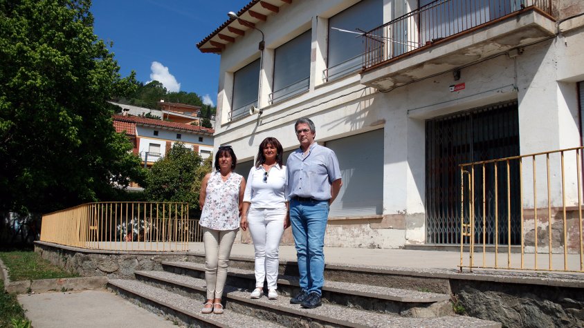 La regidora Teresa Codinach, l'alcadessa Dolors Costa i l'arqutecte Josep Nel·lo davant les antigues escoles