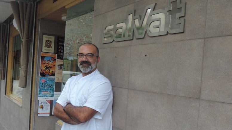 Juli Salvadó, davant el seu negoci a Sant Joan de les Abadesses