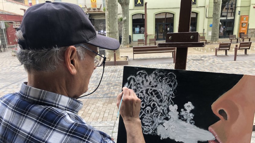 Un dels artistes configura la seva obra de sensibilització sobre el consum de tabac