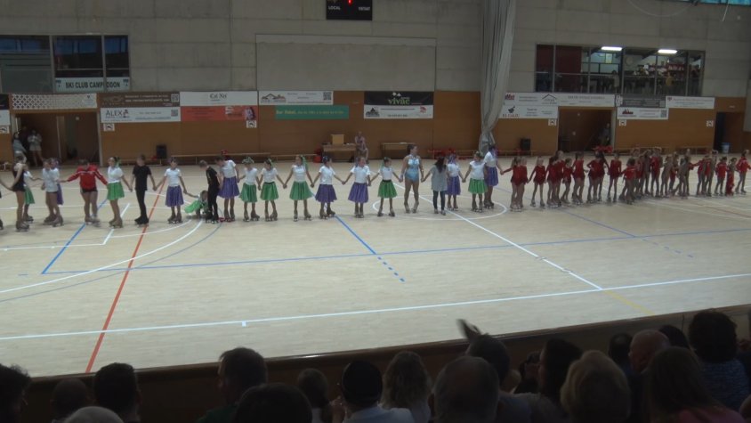 Les patinadores de la FEC Vall del Ter durant el festival de patinatge artístic