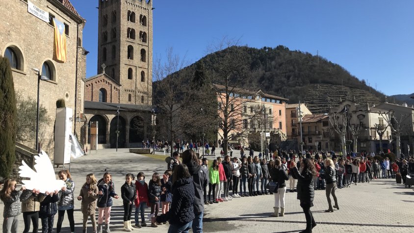 La plaça del Monestir s'ha omplert de nens i nenes de totes les edats per la pau