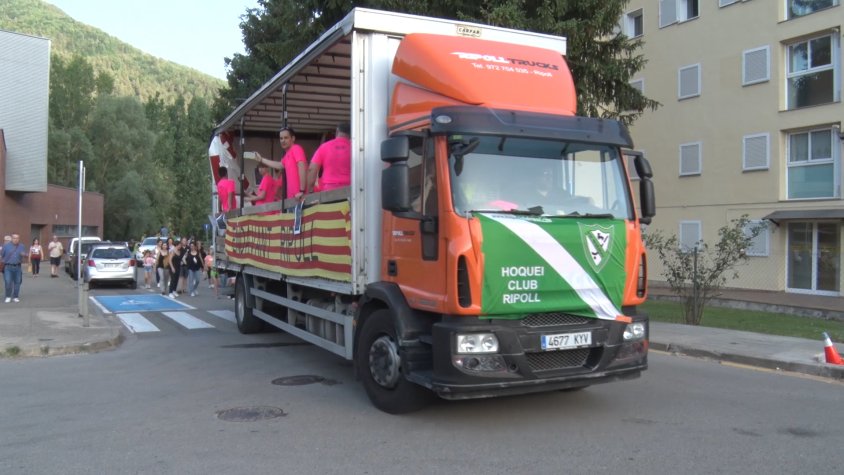 L'Hoquei Club Ripoll celebrant l'ascens a Nacional Catalana amb la rua pels carrers de Ripoll