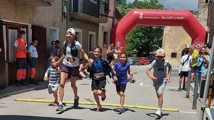 Anna Tarasova entrant a línia de meta de la Molló Trail 2022
