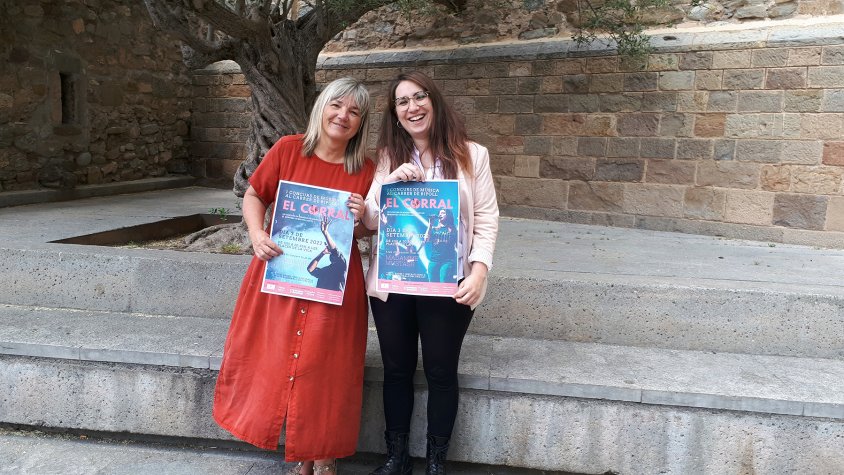 La regidora de Cultura de Ripoll, Montsina Llimós, i la cantautora Marina Prat a la presentació de ‘El Corral’