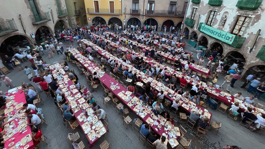 La plaça Major, plena de gom a gom durant l'Atipa't de Tapes