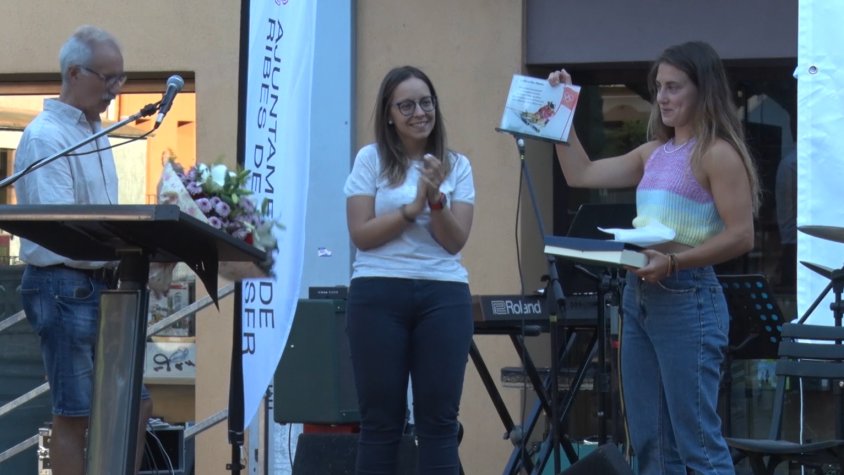 L'ajuntament entregant una placa commemorativa a Núria Pau durant l'acte de comiat