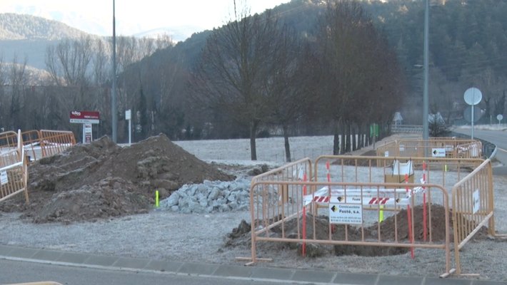 Una de les rotondes a mitja construcció.