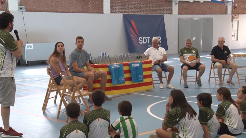 Laia Flores i Xavi Rabaseda explicant la seva experiència als jugadors del Club Bàsquet Campdevànol
