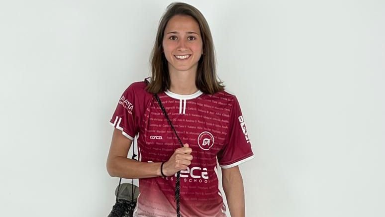 Aina Arxé vestint la samarreta del seu nou equip, el Club Patín Esneca Fraga