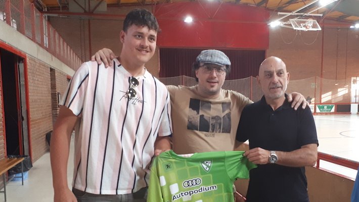 Les noves incorporacions, Arnau Roquet i Antoni Tadeo, amb l'entrenador de l'HC Ripoll Francesc Carmona