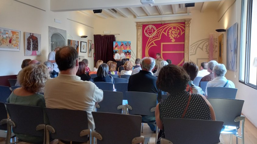 Els participants a la conferència celebrada a Sant Joan de les Abadesses