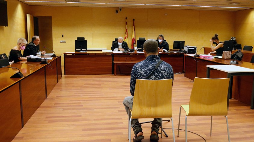 L'acusat, d'esquenes davant el tribunal de la Secció Tercera de l'Audiència de Girona
