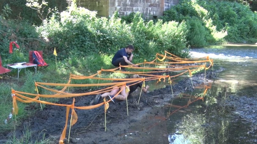 Una participant passant per una de les zones de la cursa d'obstacles Vol d'Àguiles