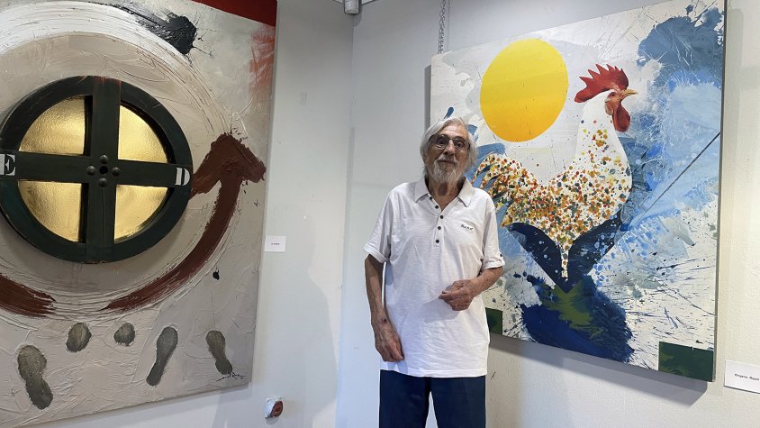 L'artista Jordi Roca, davant de dues de les seves creacions